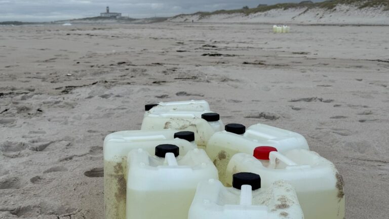 Investigan conexións dos bidóns de combustible achados en Carnota e en Vigo cunha narcolancha de Portugal